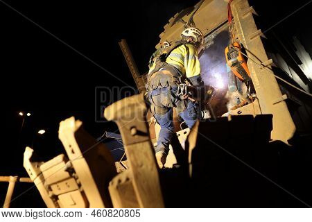 Rope Access Welder Maintenance Abseiler Wearing Fall Safety Body Harness Helmet Protective Equipment