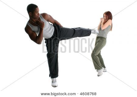 attraktive interracial Ehepaar sparring
