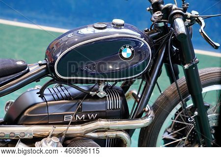 Bordeaux , Aquitaine  France - 08 31 2022 : Bmw Logo Brand And Text Sign On Ancient Black Motorcycle