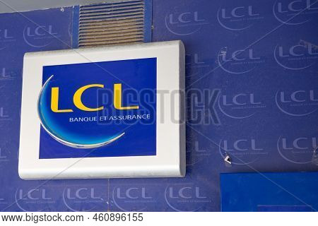 Bordeaux , Aquitaine  France - 08 27 2022 : Lcl Banque Logo Sign And Brand Text French Bank Signage 