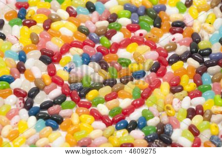 หัวใจสีแดง Jellybean มีลูกศรล้อมรอบ Jellybeans อื่น ๆ