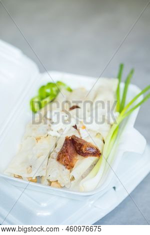Thai Fresh Spring Rolls Called Por Pia Sod In Thai, Stuffing With Fresh Vegetable, Sprouts, Vegetabl