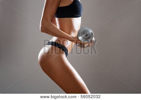 กีฬาสาวทำออกกำลังกายออกกำลังกาย ด้วยน้ำหนัก