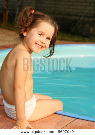 Sød pige i swimmingpoolen