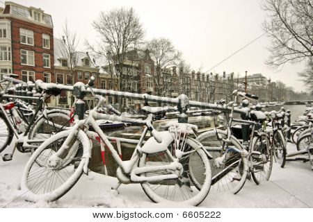 Citycenter Amsterdam Hollanda üzerinden kar motosiklet
