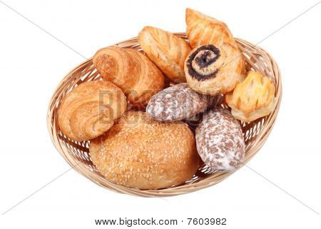 frische Brötchen im Korb isoliert