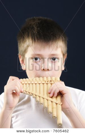 Ragazzo a suonare il flauto bianco
