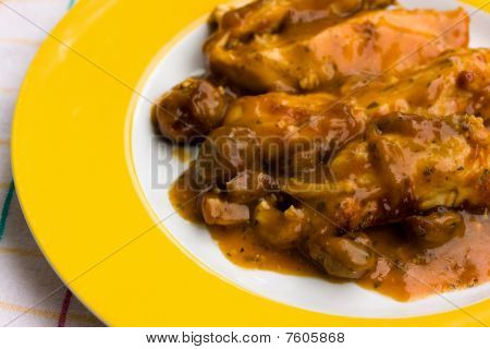 Delicious, smerlato petto di pollo e castagne con salsa di panna