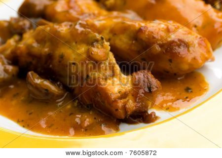 Delicious, smerlato petto di pollo e castagne con salsa di panna
