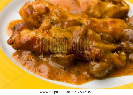 Delicious, smerlato petto di pollo e castagne con salsa di panna