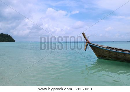 바다에 보트