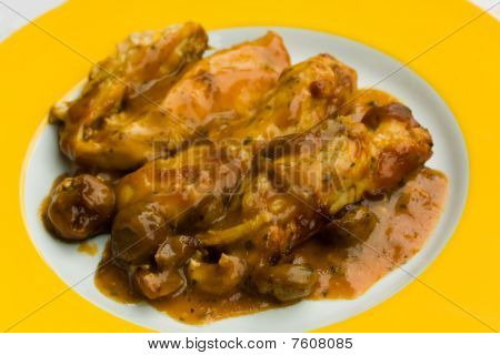 Delicious, smerlato petto di pollo e castagne con salsa di panna