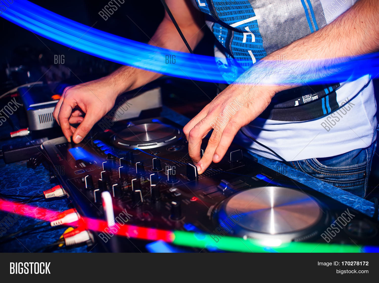 парень за диджейским пультом. диск диджея. песня диджей крутит. девушка диджей за пультом. девушка диджей за пультом.