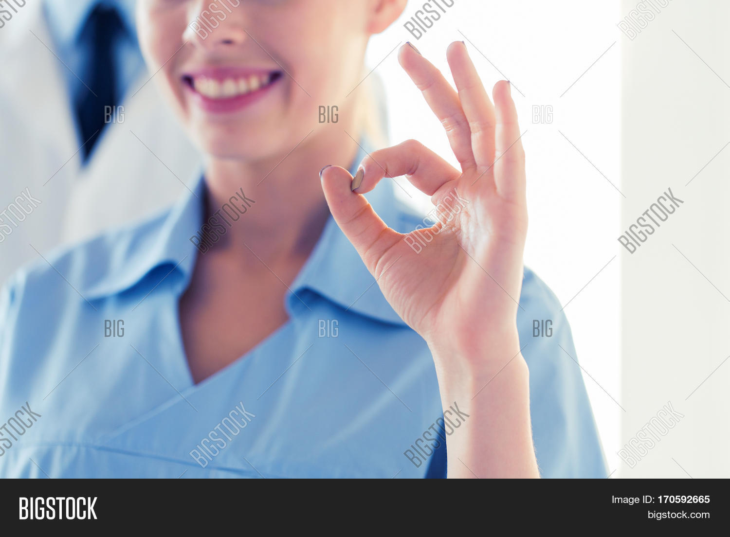 руки врача. медсестра ок. руки медицинских сестер. мытье рук медсестры. медработник в перчатках.