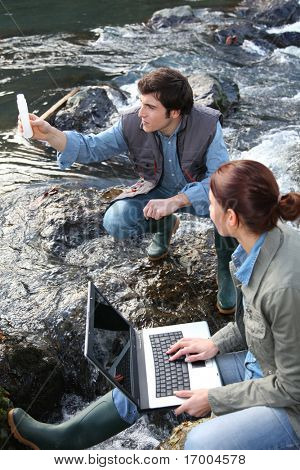 Doğal nehir su test biyologlar