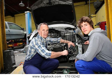 Adolescente nella formazione professionale in officina