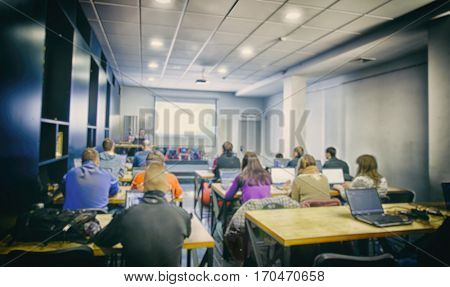 Many students are studing in the classroom