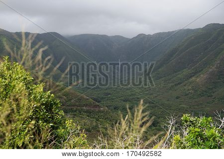 At the northeastern tip of Molokai the road (US 450) ends in the Halawa Valley. The two waterfalls in the background are on private land and can only be reached by foot on a guided tour.