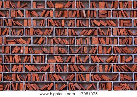 Wand einer Bibliothek in Wimbledon, London angeordnet wie Bücherregale