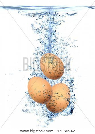 Uova fresche, cadute in acqua