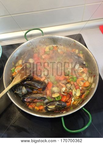 Homemade paella with seafood/ paella con mariscos