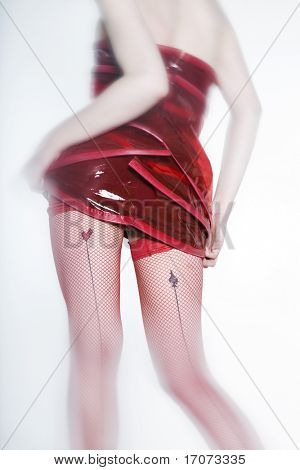Legrační & sexy expresivní rusovláska dívka, která nosí plastový plášť a šaty samostatný pozadí