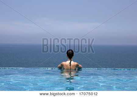 亮丽的游泳池在印度喀拉拉邦州酒店度假村