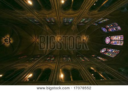 Notre Dame de Paris carhedral iç mekanlı NEF kilise pencereyi kapatmak u