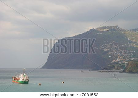  Camara de Lobos e la seconda più alta scogliera nel mondo sulla o isola portoghese Cabo Girao