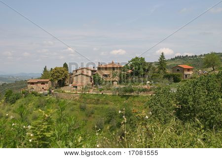 En villa med udsigt over de toscanske bjerge i Italien