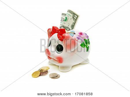 貯金箱と白い背景の上のお金