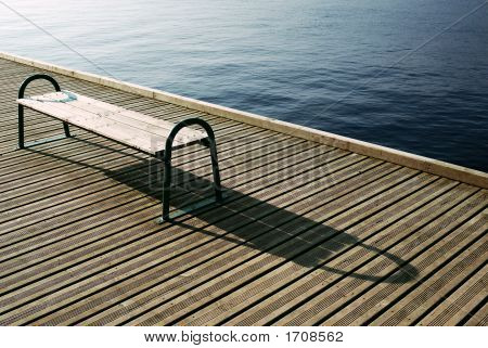 空のベンチは湖の近く