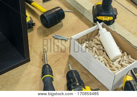 Bonding and assembly of furniture on the wooden pins