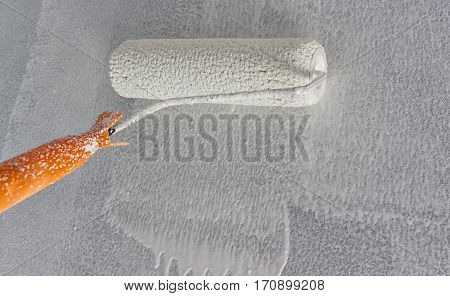 paint white on wall manually by roller