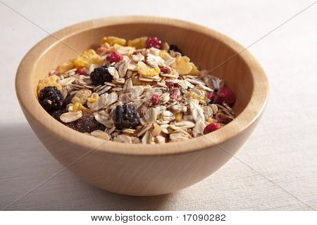 cereali in ciotola di legno