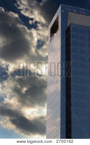 Mørk sky skyskraber