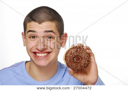 Kleine Junge holding und Essen ein Schokoladen Donuts auf weißem Hintergrund.