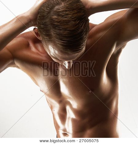 Young vormige man uitrekken op witte achtergrond. Vormige buik.
