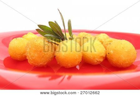 Palline fritte su un piatto rosso con lavanda
