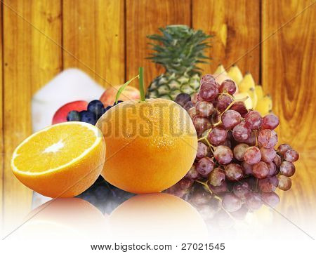 Laranja sobre fundo de madeira