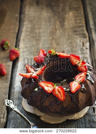 Traditional Chocolate Gugelhupf With Strawberry. Brownie Cake. Chocolate Kex. German Baked Goods. Au