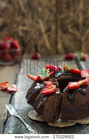 Traditional Chocolate Gugelhupf With Strawberry. Brownie Cake. Chocolate Kex. German Baked Goods. Au