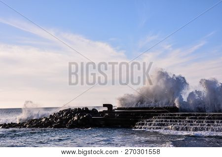 Photo Picture Of A Big Wave In The Ocean
