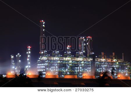 Closeup petrochemischen Öl-Raffinerie Anlage in der Nacht