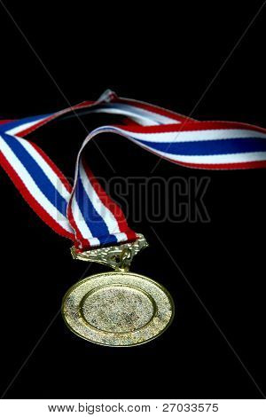 isoliert leere Goldmedaille mit Tricolor Band