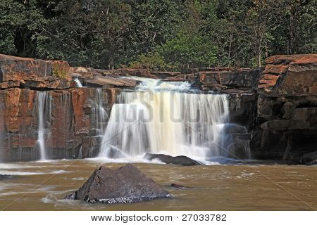 parte della cascata Tadtone nel clima foresta della Thailandia