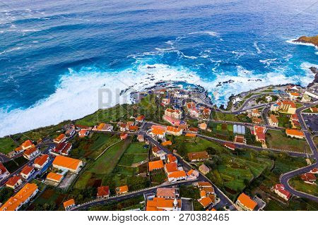 Farol Da Ponta Do Pargo Ilha Da Madeira. Lighthouse Ponta Do Pargo - Madeira Portugal - Travel Backg