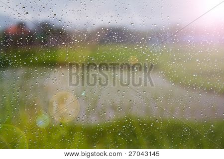 dråber vand på glas