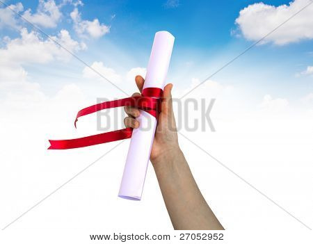 손을 잡고 빨간 리본으로 감싸 졸업장입니다.