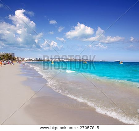 Spiaggia bossa Ibiza Platja En con turchese acqua un punto di riferimento del partito [foto-illustrazione]